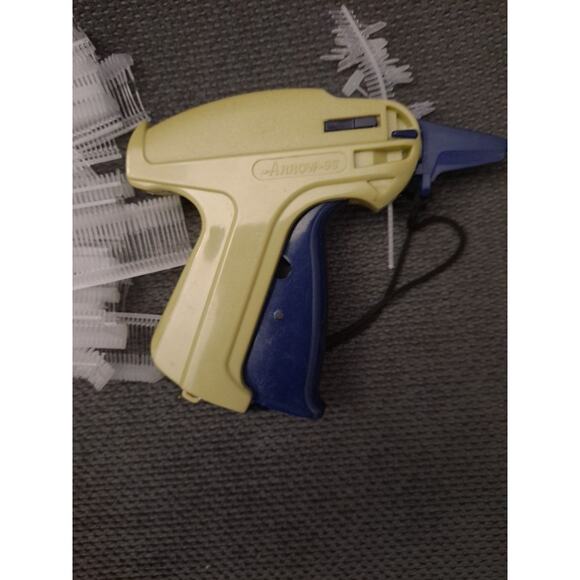 Clothing Store Pricing Labels Tagging Gun With pins Included - Picture 4 of 4